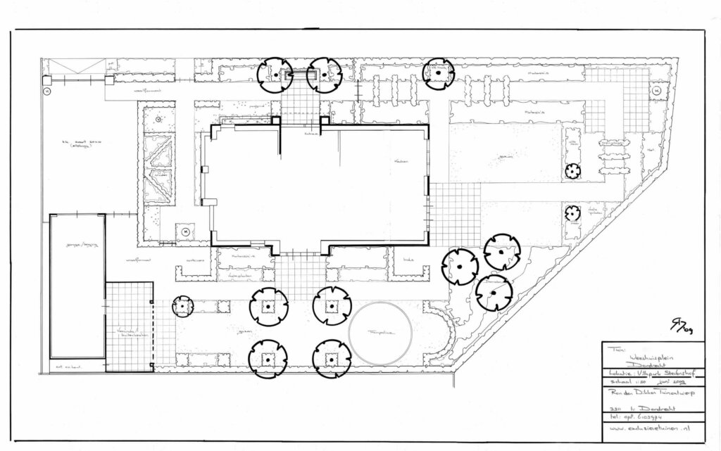 romantische tuin met trampoline